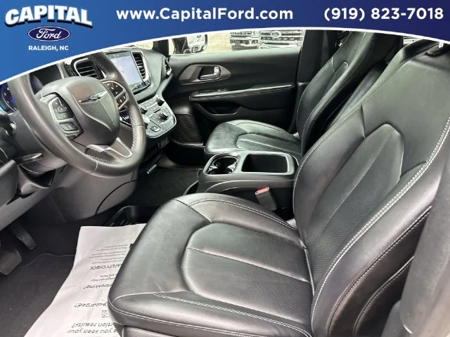 Used 2025 White Chrysler Select image 18