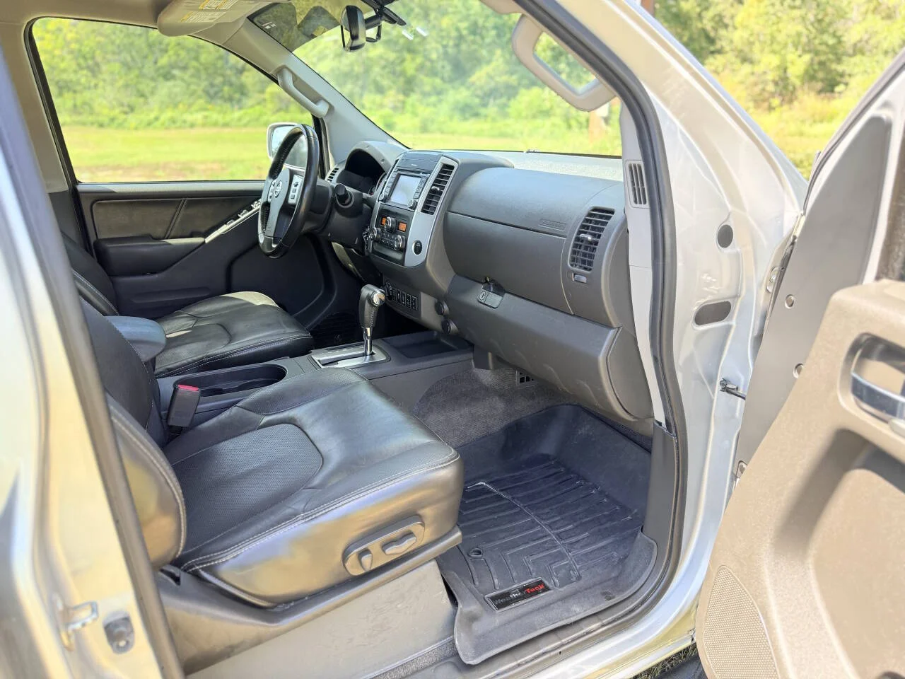 Used 2016 Silver Nissan PRO 4X 4x4 4dr Crew Cab 5 ft. SB Pickup 5A image 21