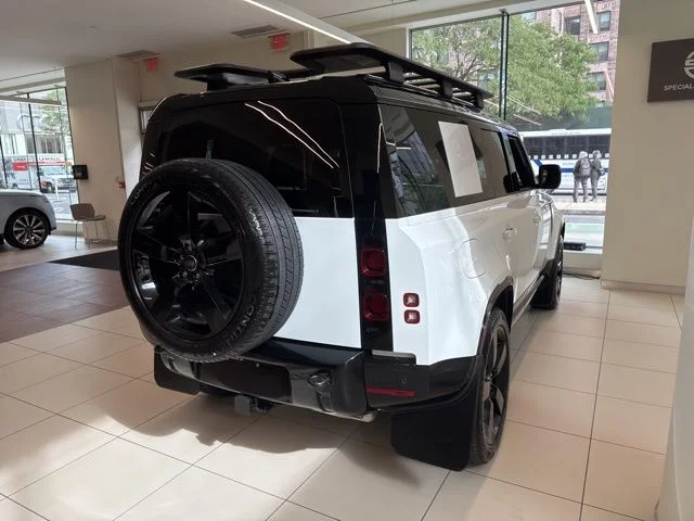 New 2025 Fuji White Land Rover X-Dynamic SE image 5