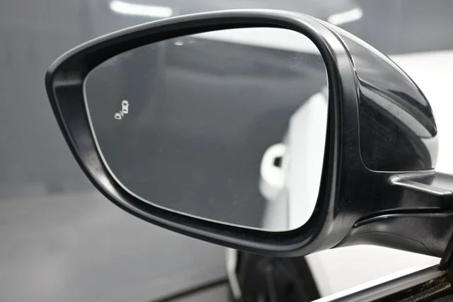 Used 2025 White Honda SE image 4