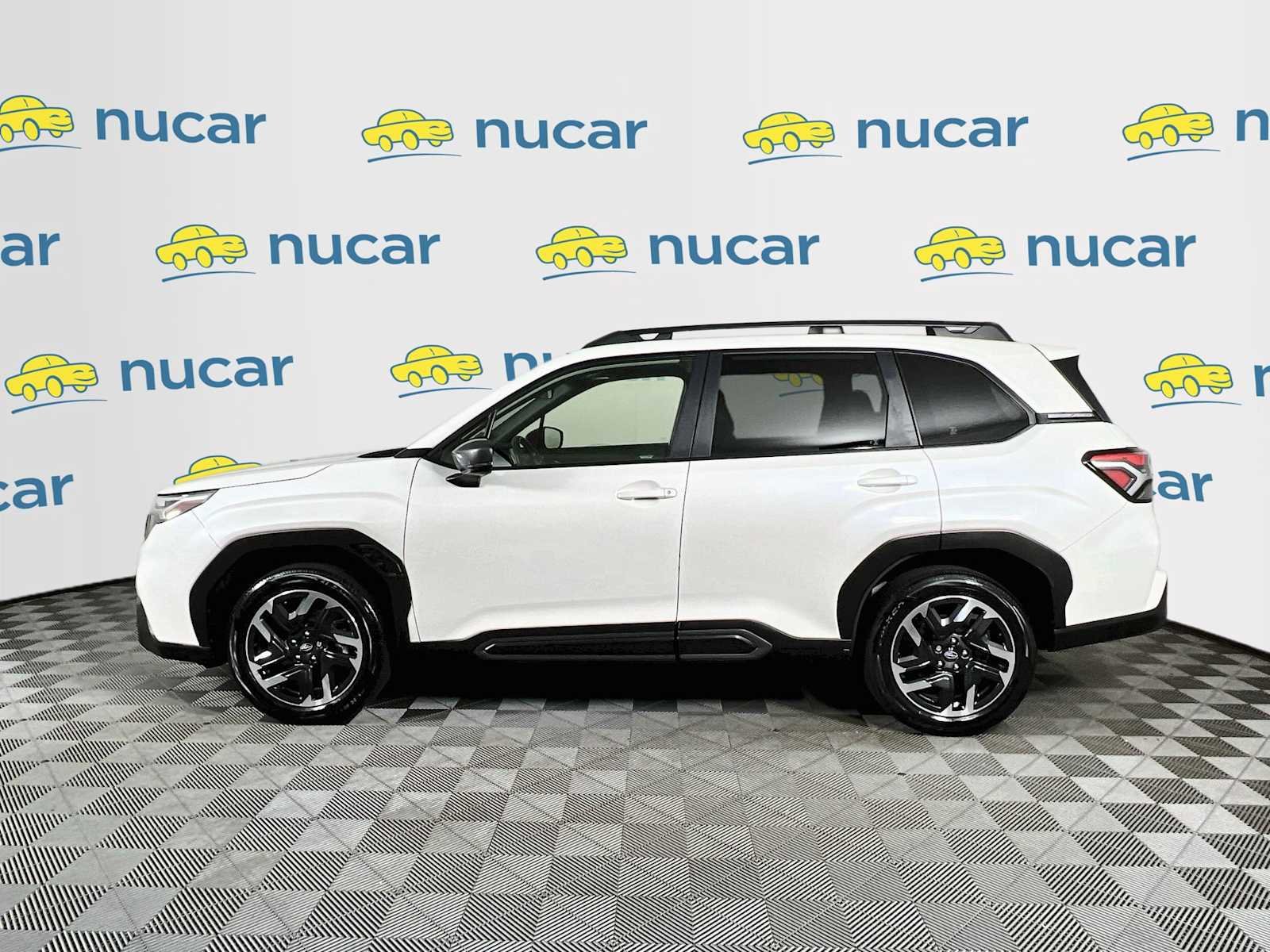 Used 2025 Crystal White Pearl Subaru Limited image 4