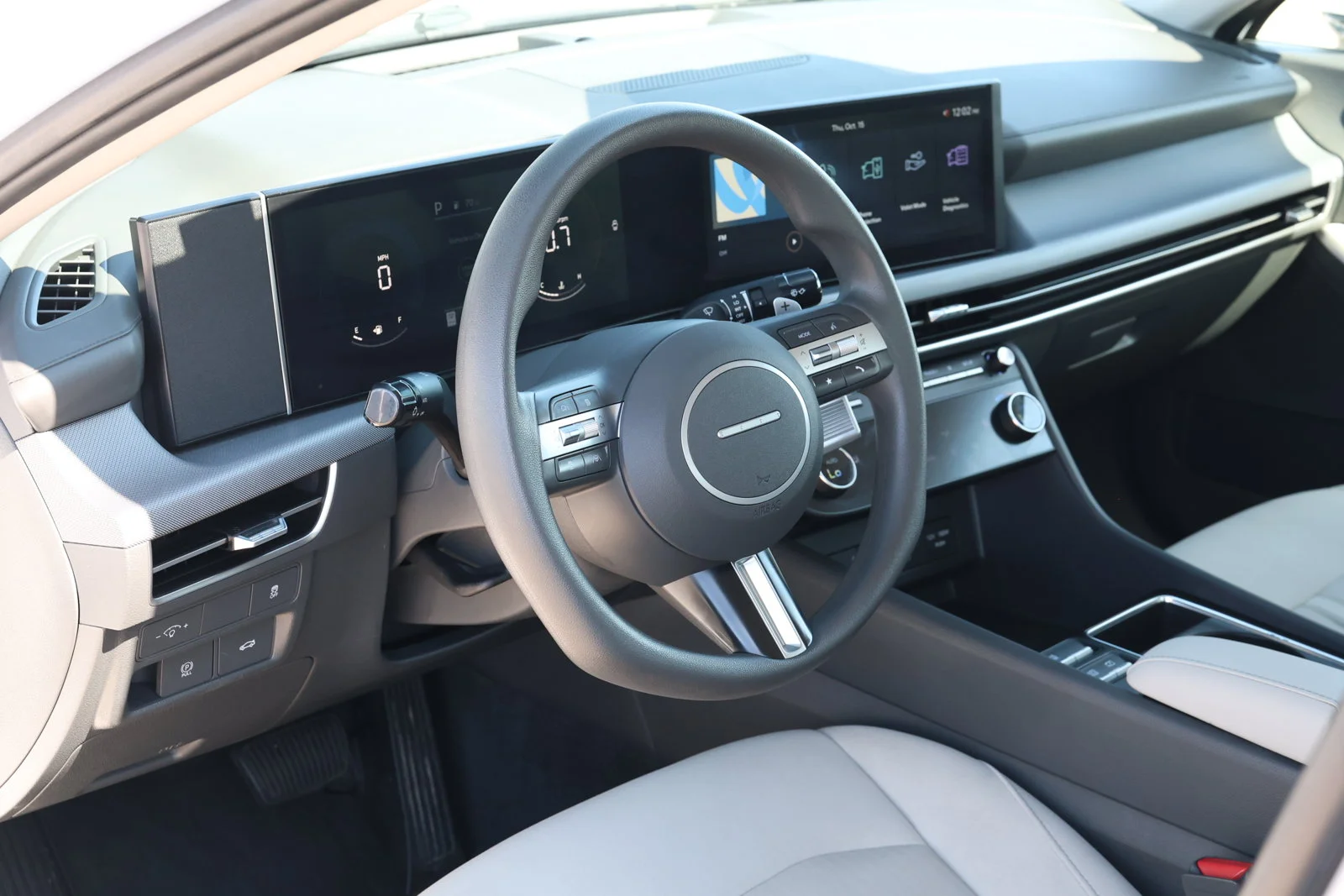 Used 2025 White Hyundai SEL image 13