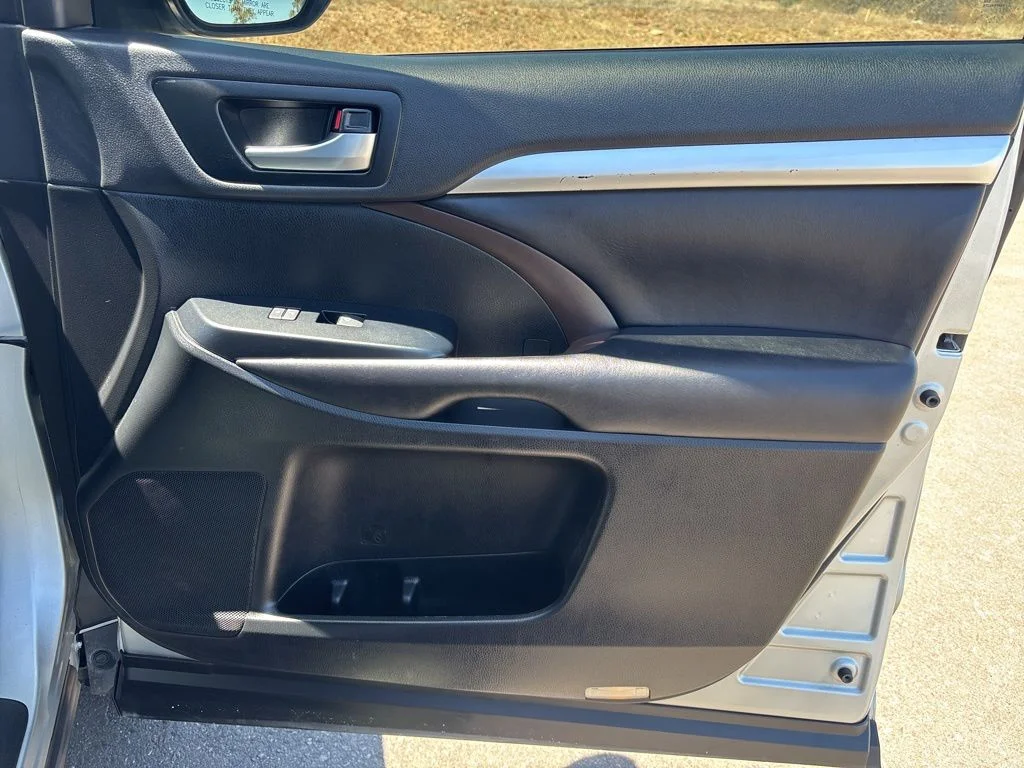 Used 2019 Silver Toyota XLE image 15