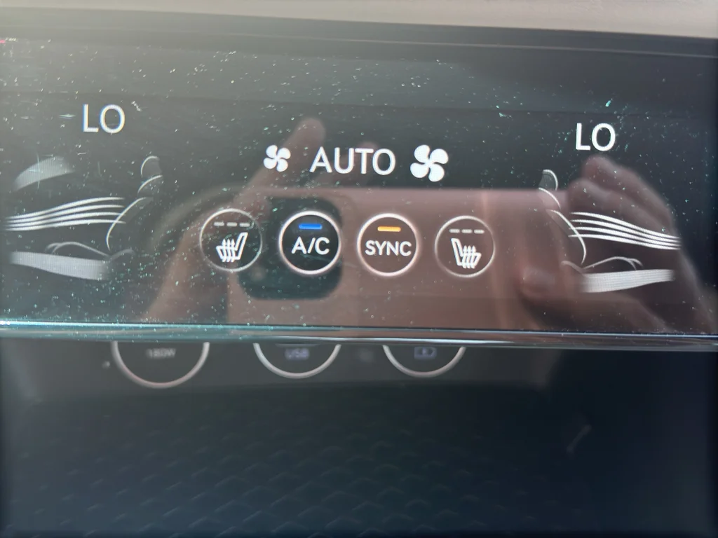 Used 2025  Genesis 2.5T image 25