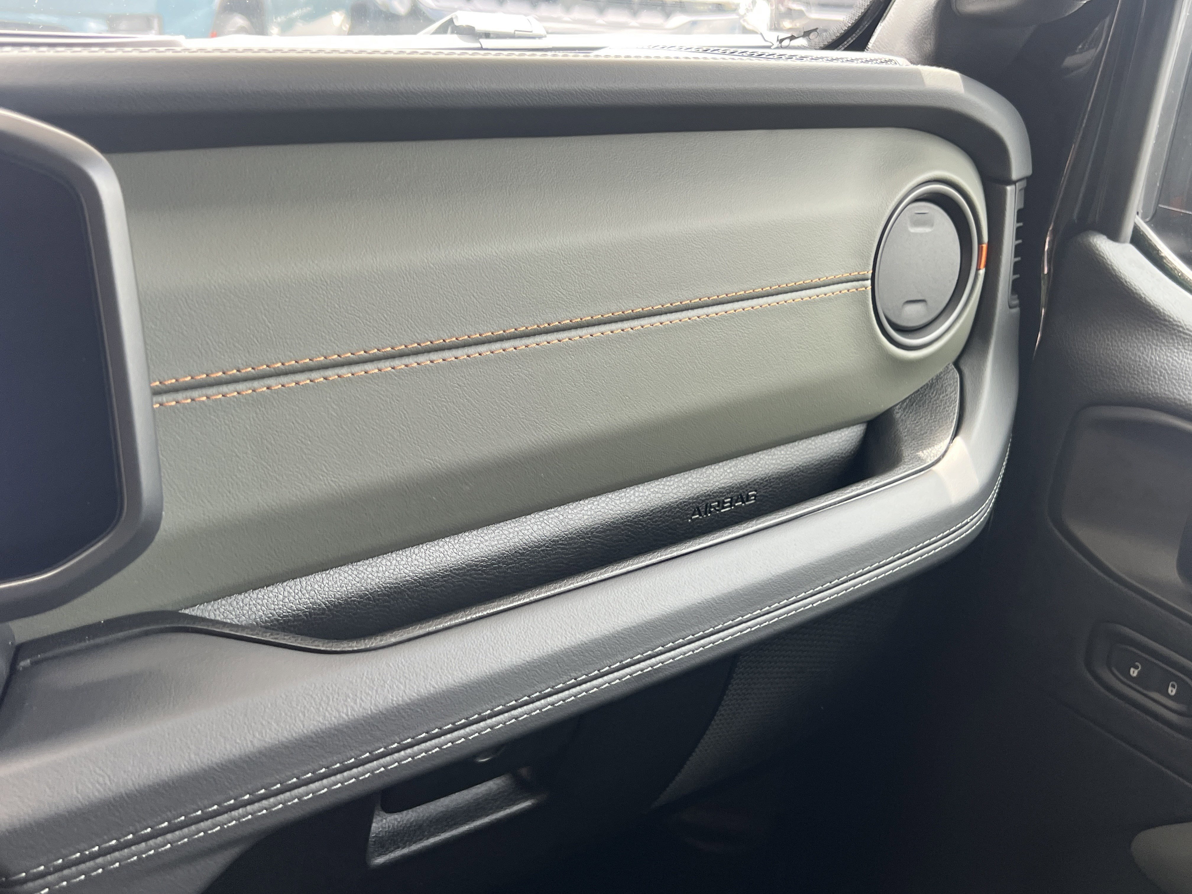 New 2026 Black Clear-Coat Exterior Paint Jeep Mojave X image 33
