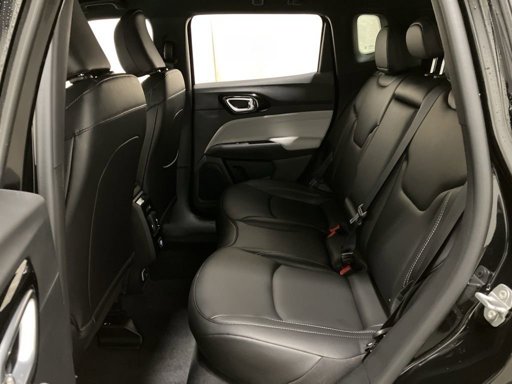 New 2026 Diamond Black Crystal Pearl-Coat Exterior Paint Jeep Limited image 10