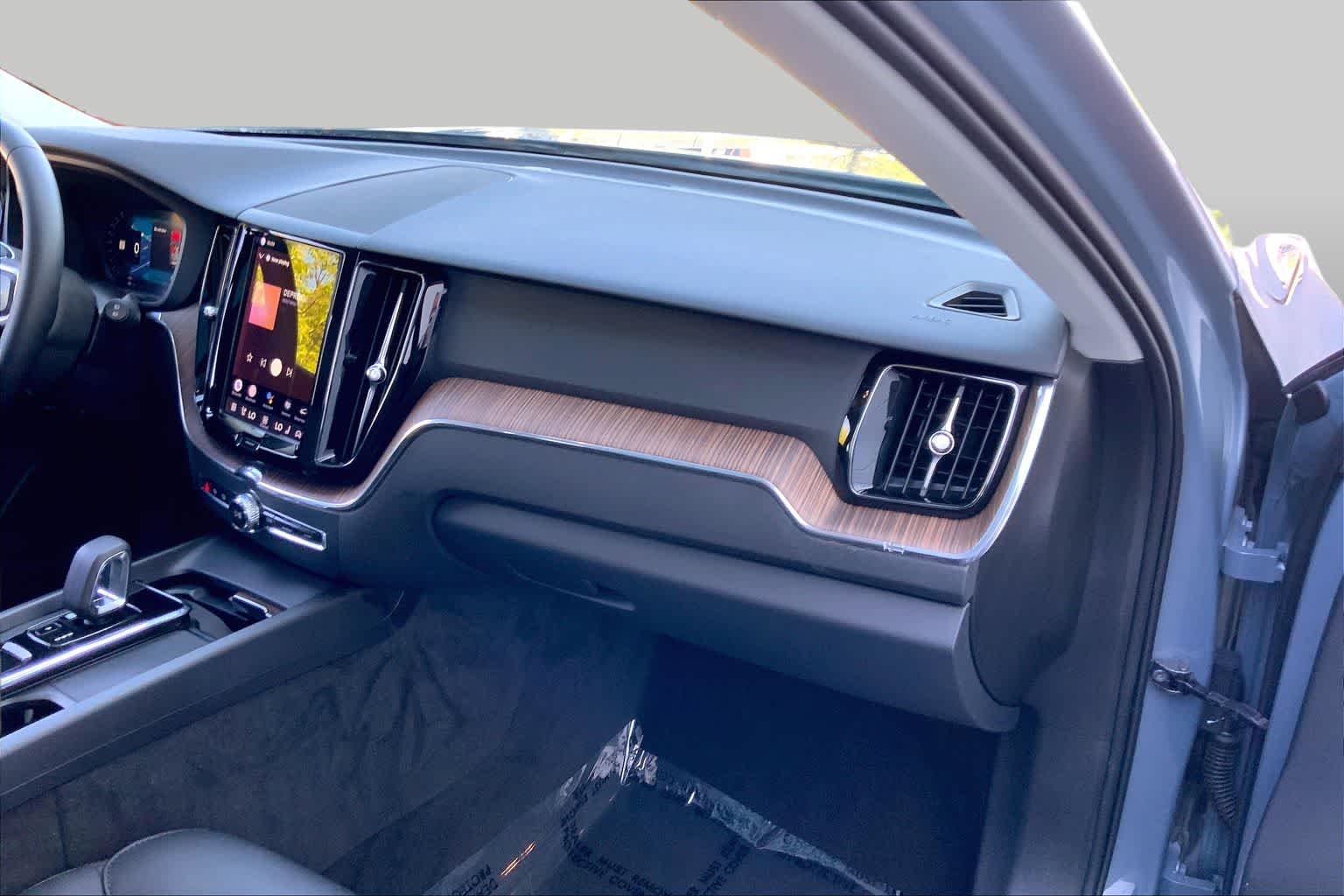 Used 2022 Platinum Grey Metallic Volvo Momentum image 19