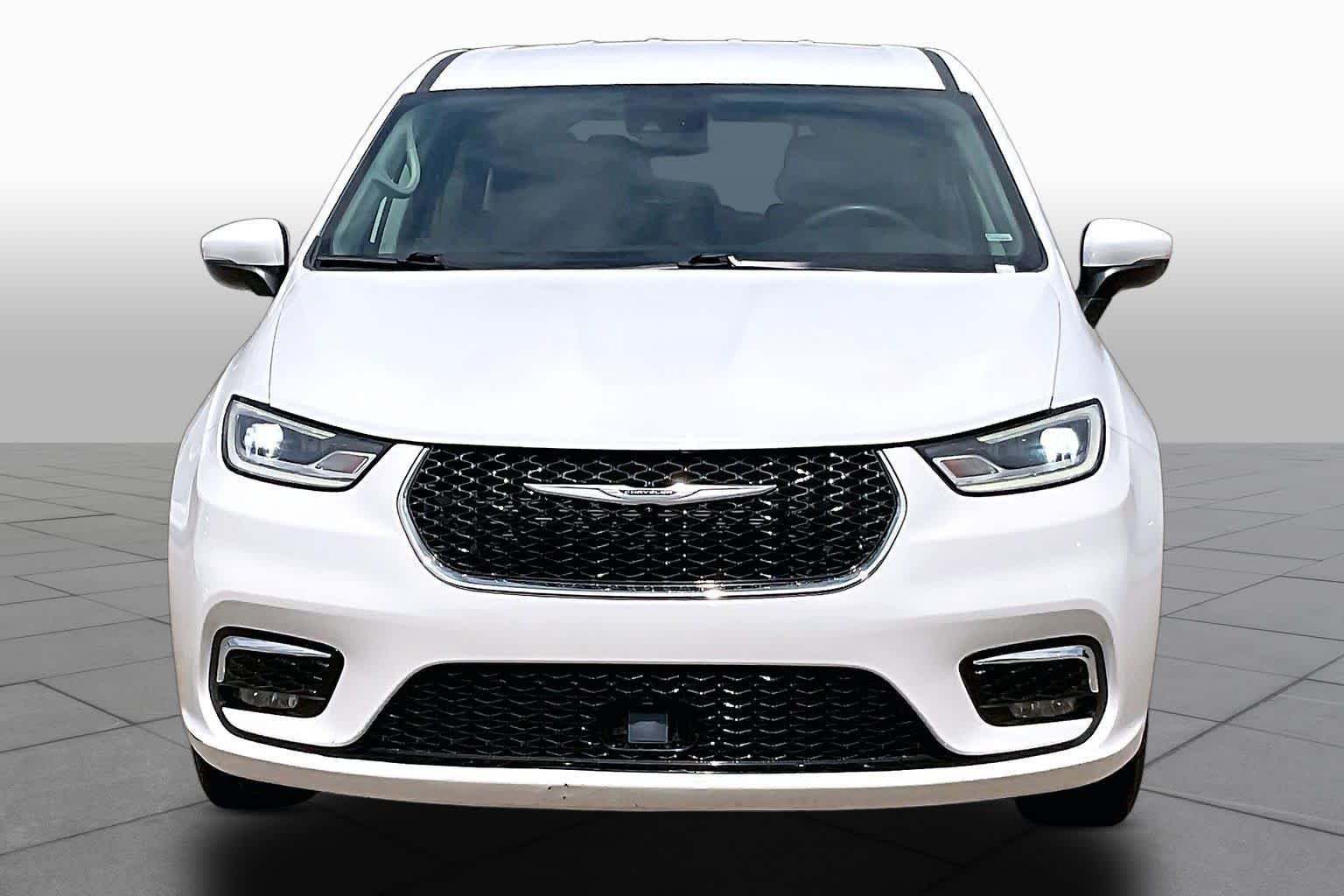 Used 2023 Bright White Clearcoat Chrysler Touring L image 7