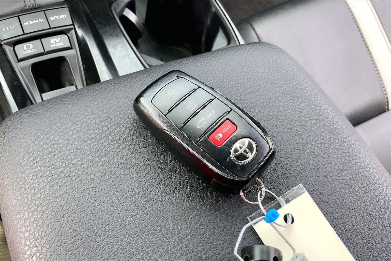 Used 2025 Ice Cap Toyota SE image 12