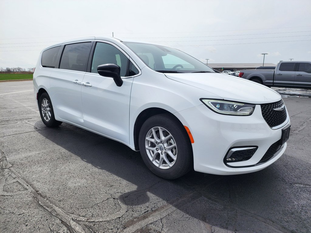 Used 2025 Bright White Clearcoat Chrysler Select image 2