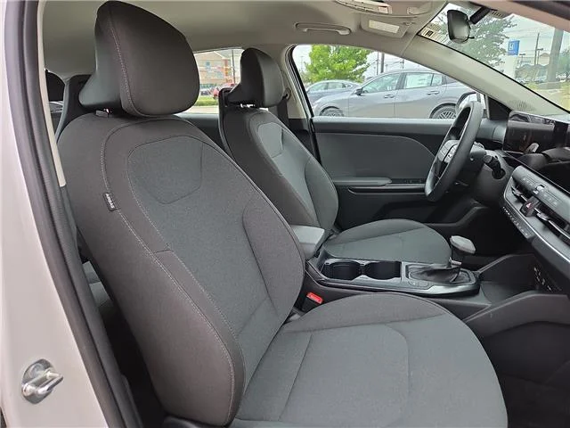 Used 2025 Snow White Pearl KIA LXS (IVT) image 8