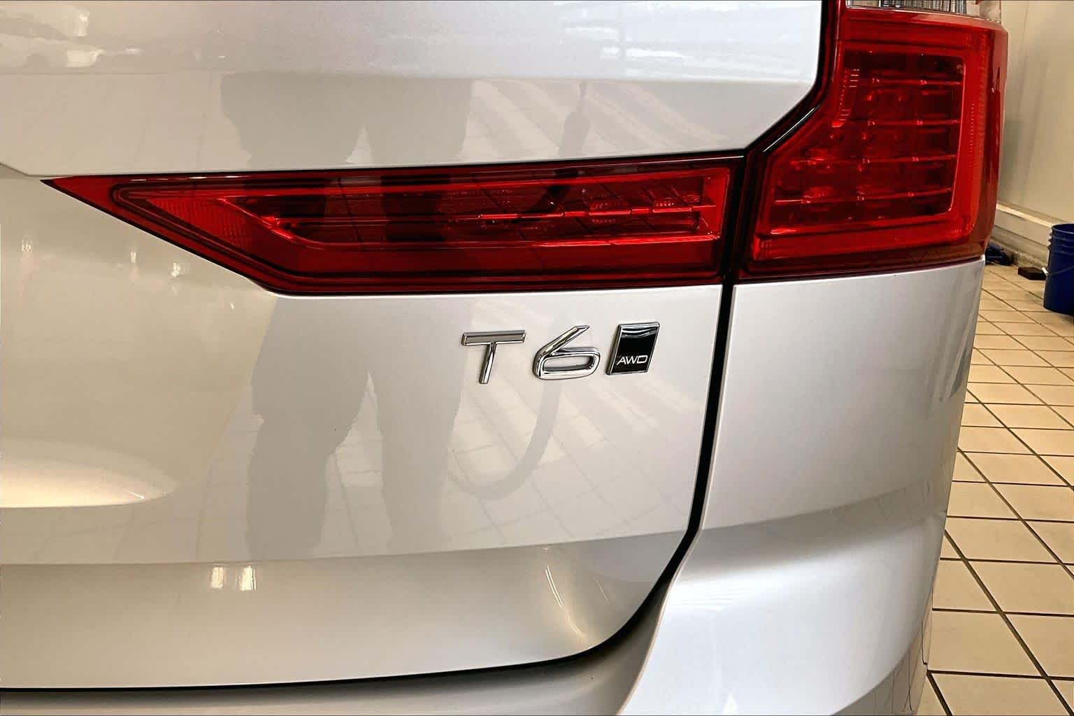 Used 2019 Bright Silver Metallic Volvo Momentum image 10