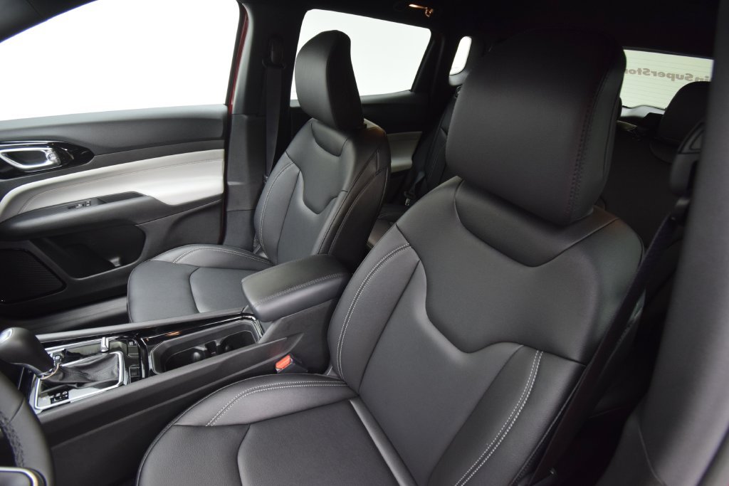New 2026 Diamond Black Crystal Pearl-Coat Exterior Paint Jeep Limited image 28