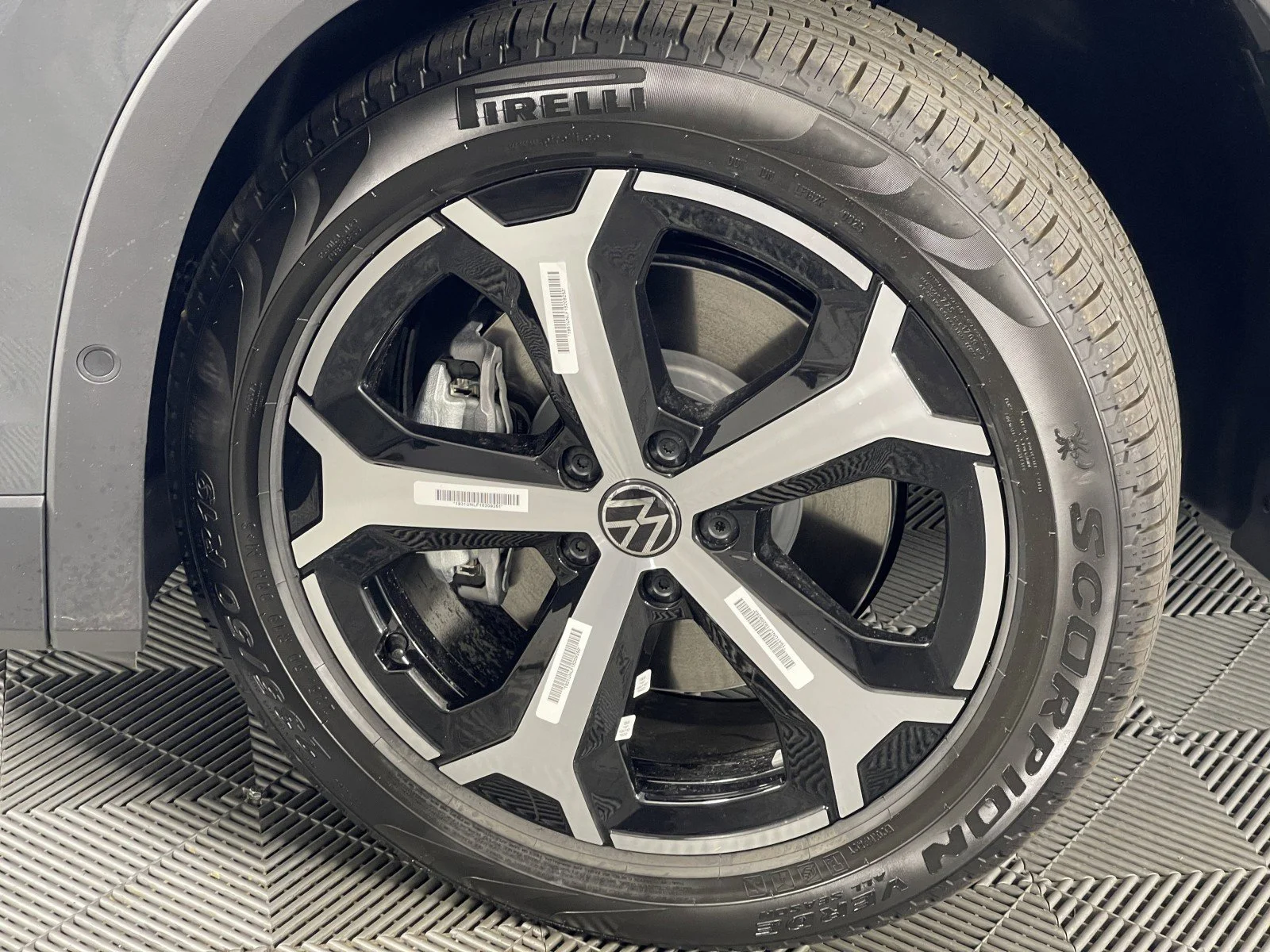2025 Volkswagen Tiguan SE - Photo 6
