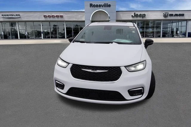 New 2026 Bright White Clear-Coat Exterior Paint Chrysler Limited image 8