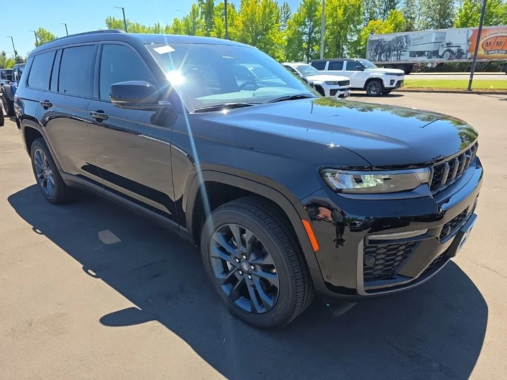 New 2026 Diamond Black Crystal Pearl-Coat Exterior Paint Jeep Limited image 7