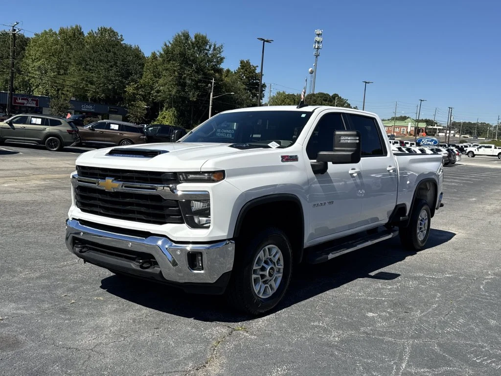 Used 2025 White Chevrolet LT image 3