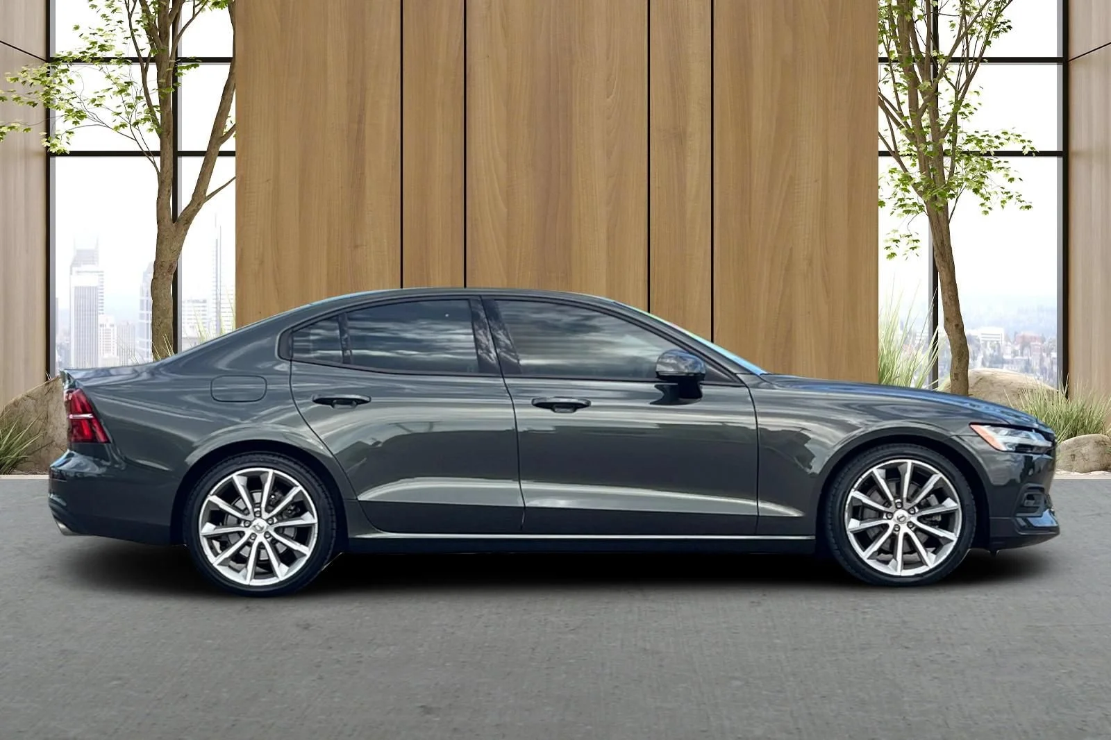 Used 2021 Gray Volvo Momentum image 3
