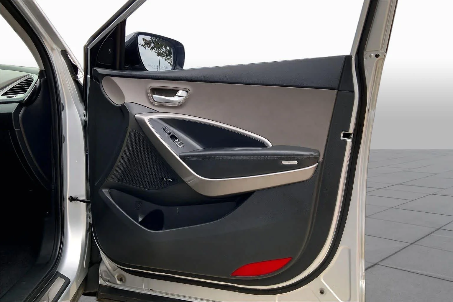 Used 2016 Sparkling Silver Hyundai  image 23