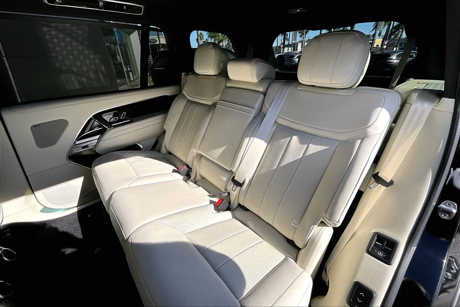 New 2026 Santorini Black Land Rover SE image 10