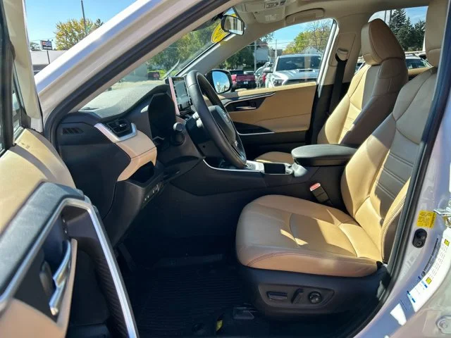 Used 2022 White Toyota XLE Premium image 31