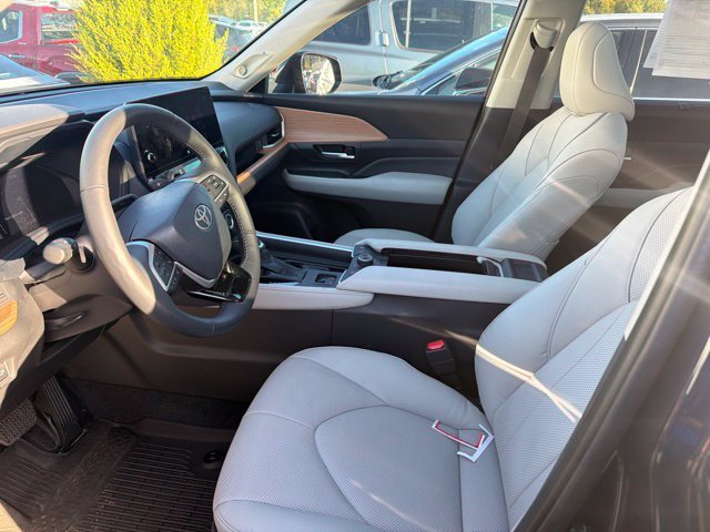 Used 2025  Toyota Platinum image 34