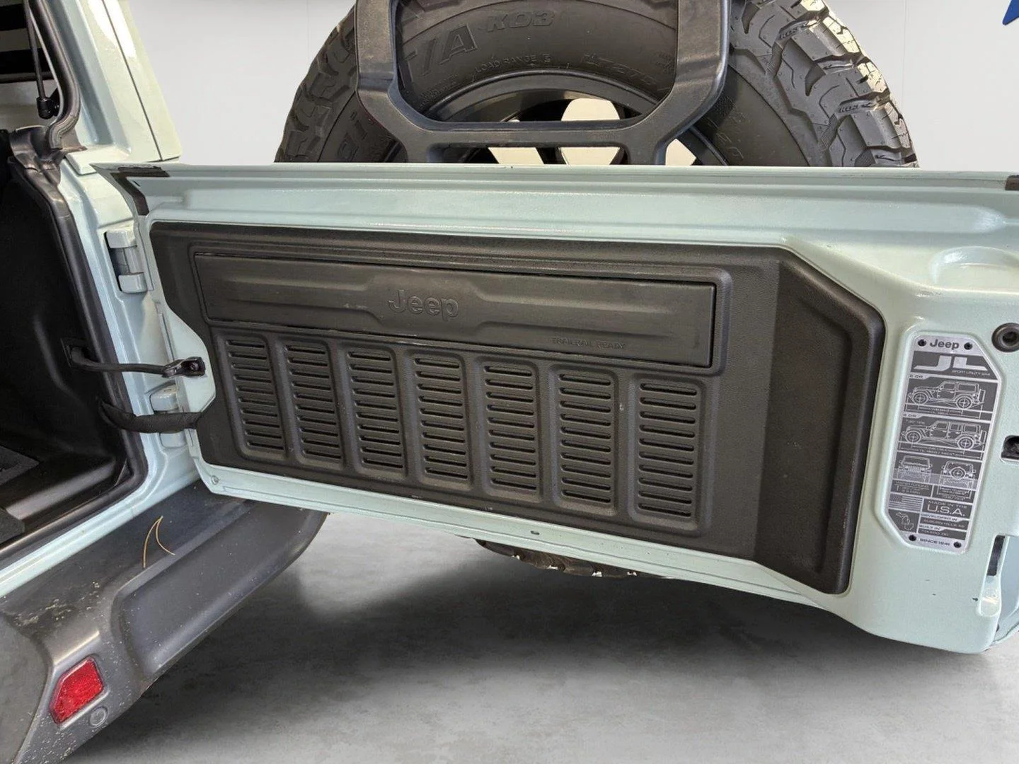 Used 2024 Earl Clearcoat Jeep Sahara image 10