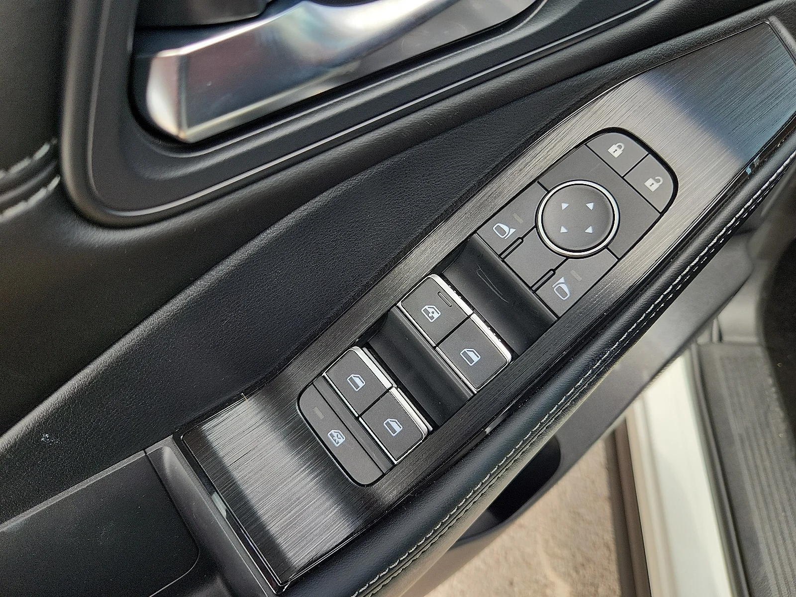 New 2025  Nissan SL Front-Wheel Drive image 14