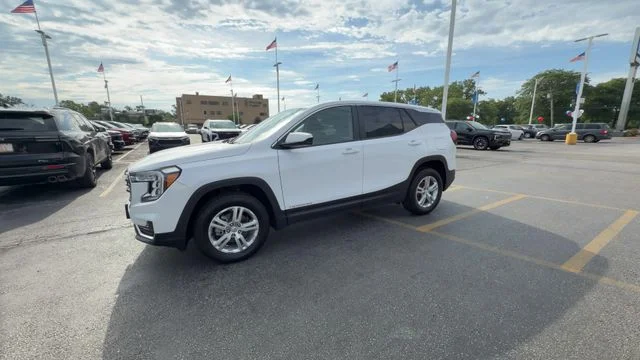 Used 2024 White GMC SLE image 4