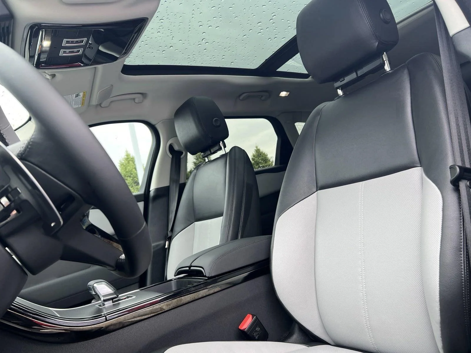 New 2025 Charente Grey Premium Metallic Land Rover Dynamic SE image 22
