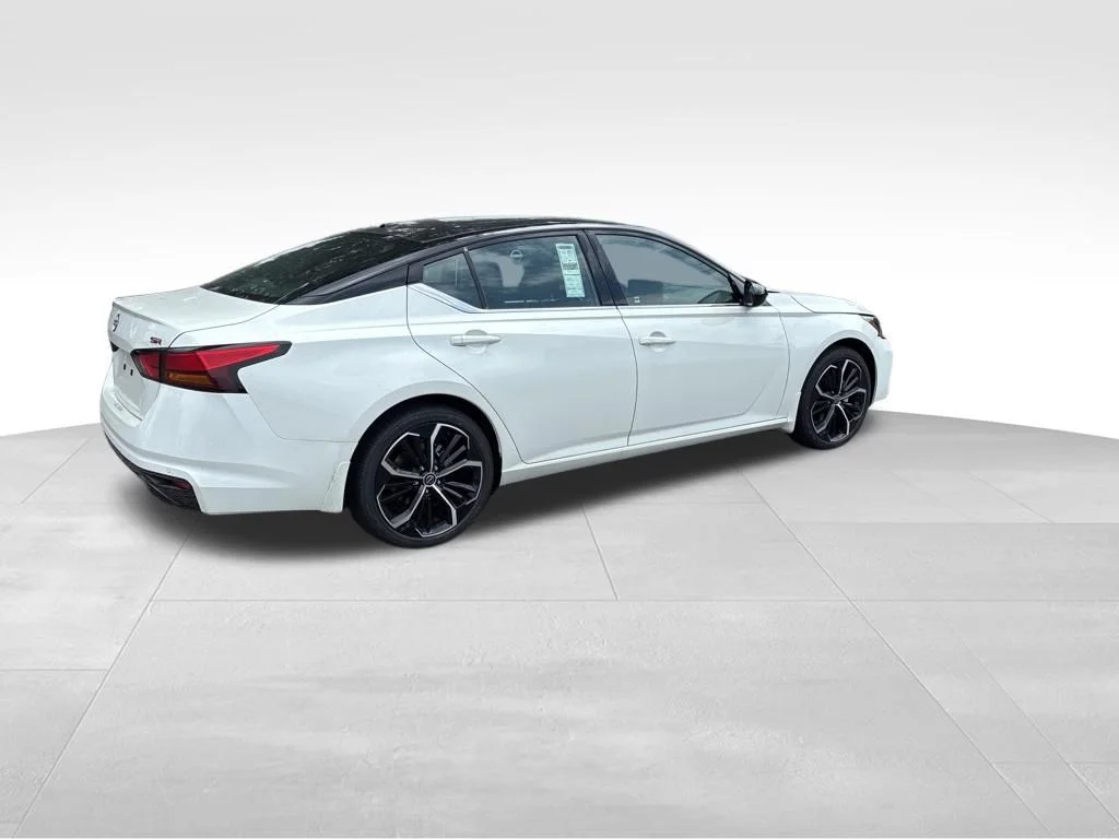 New 2026 Pearl White TriCoat / Super Black Two-tone Nissan SR image 4