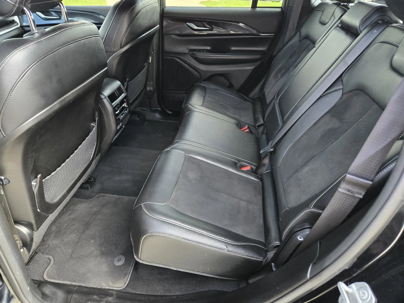 Used 2023 Diamond Black Crystal Pearlcoat Jeep Altitude image 28
