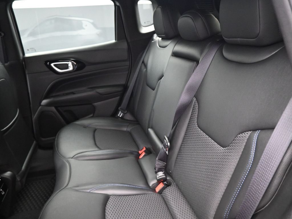 New 2026 Silver Zynith Metallic Clearcoat Jeep Latitude image 14