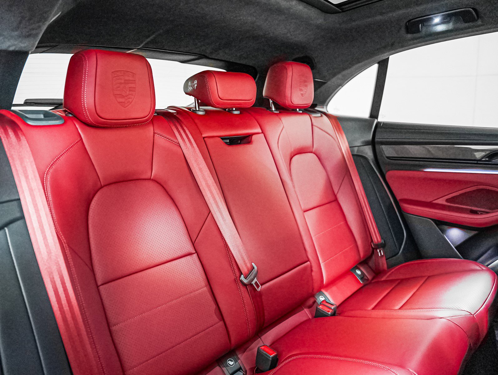 2025 Porsche Macan Turbo Electric - Photo 6