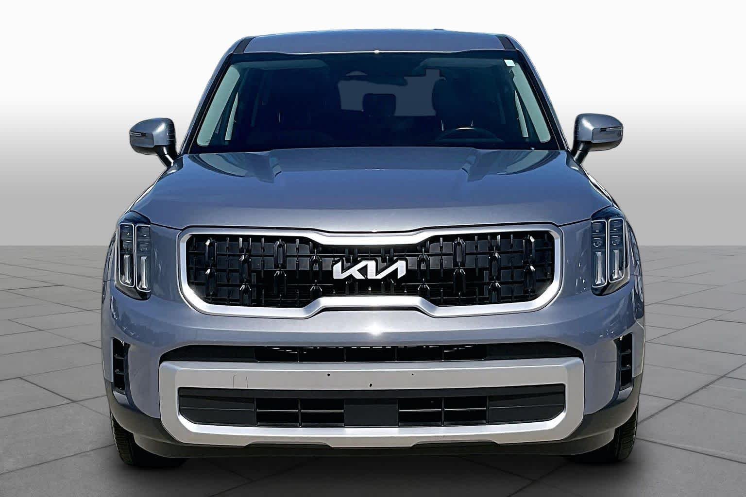 Used 2025 Everlasting Silver Kia LX image 4