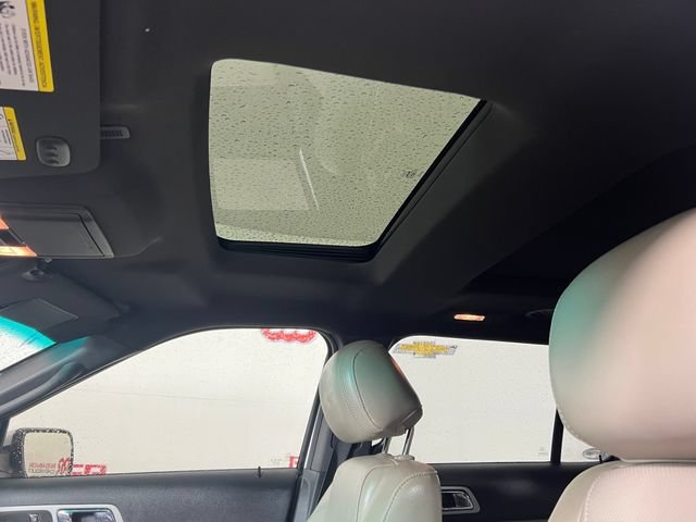 Used 2012 White Ford Limited image 21