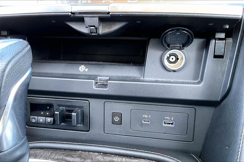 Used 2021 White Nissan Platinum image 26
