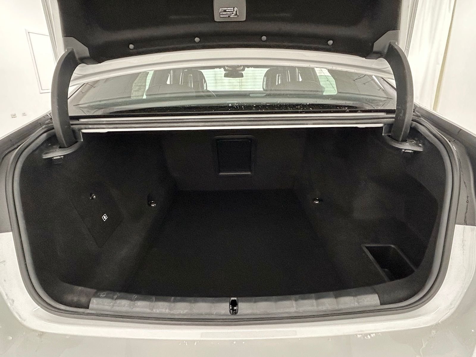 New 2026 Mineral White Metallic BMW 750e xDrive image 38
