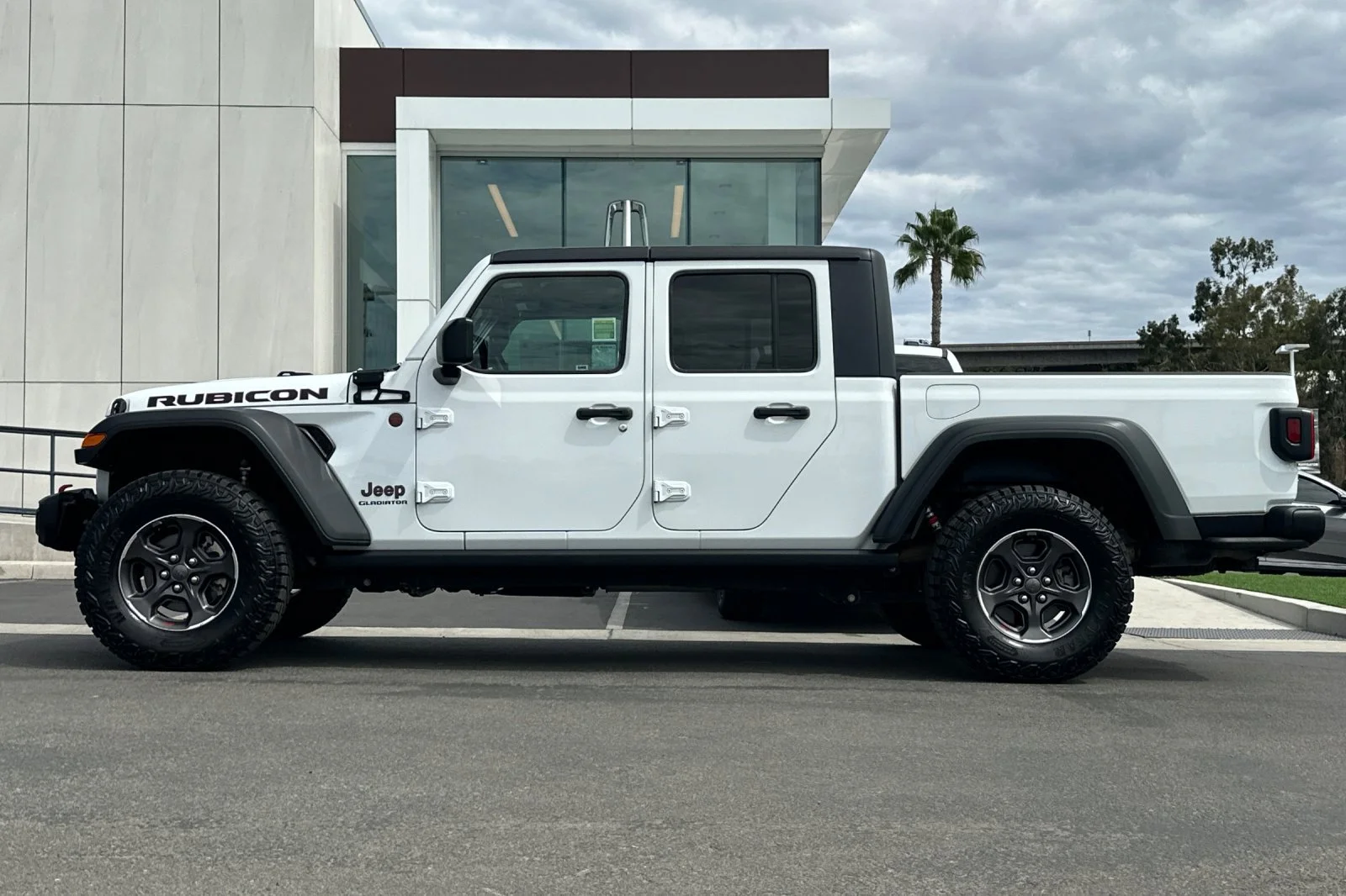 Used 2021 White Jeep Rubicon image 6