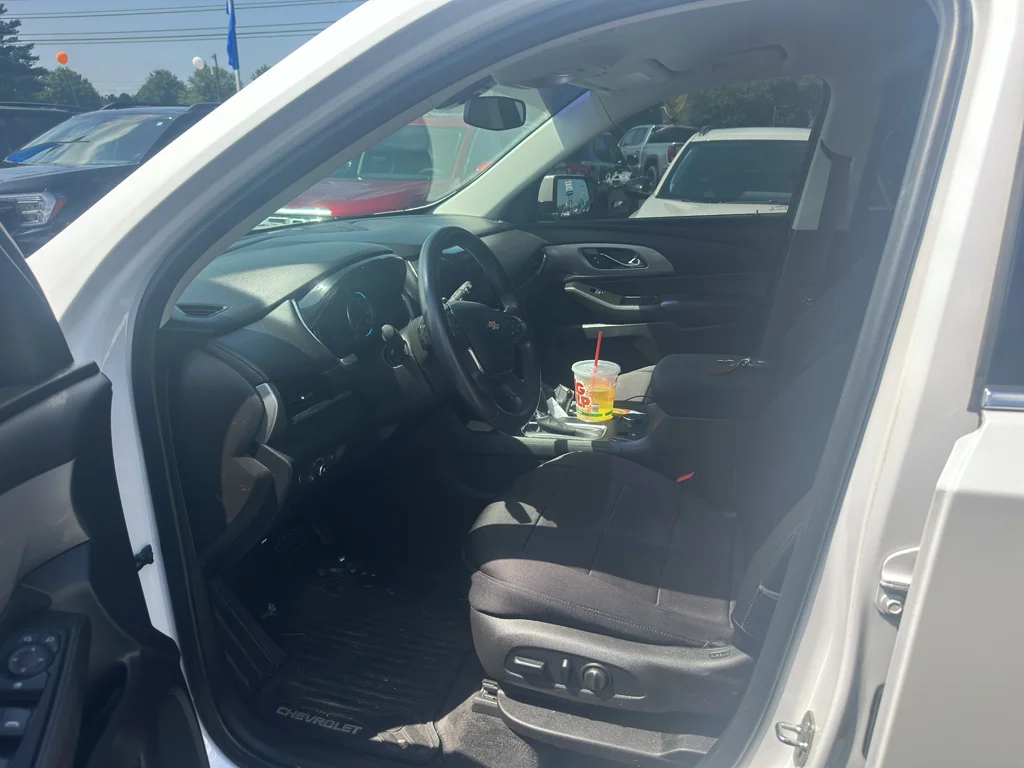 Used 2019 IRIDESCENT PEARL TRICOAT Chevrolet LT Cloth image 6