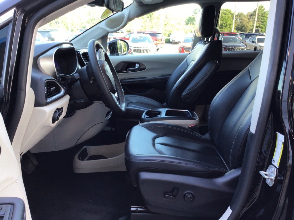Used 2024 Black Chrysler Touring L image 23