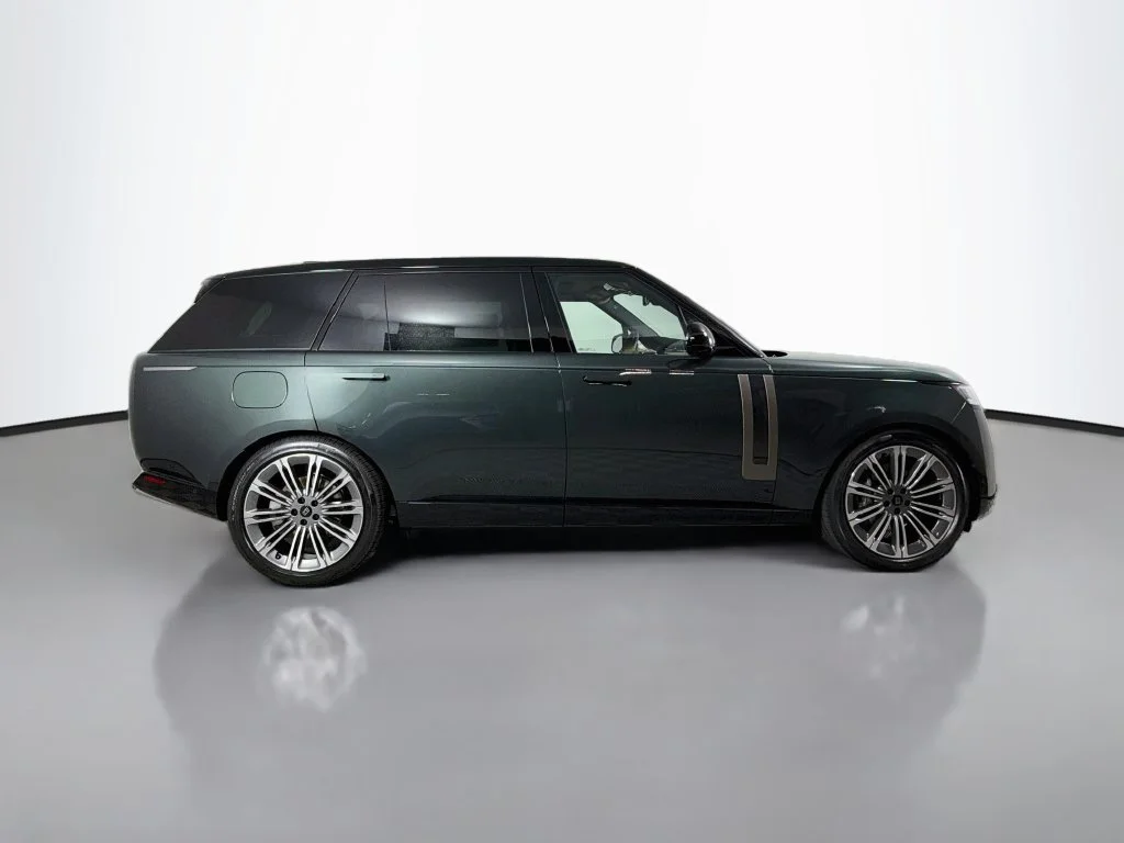 New 2027 Belgravia Green LAND ROVER  image 4