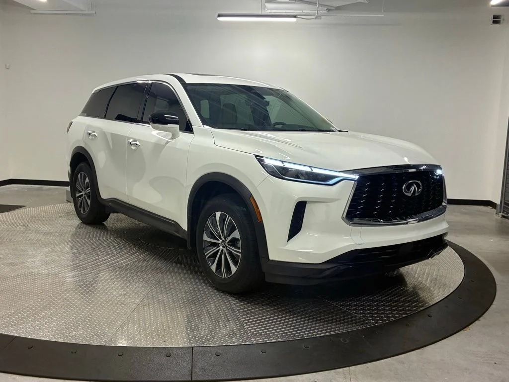Used 2025 Glacier White INFINITI PURE image 12