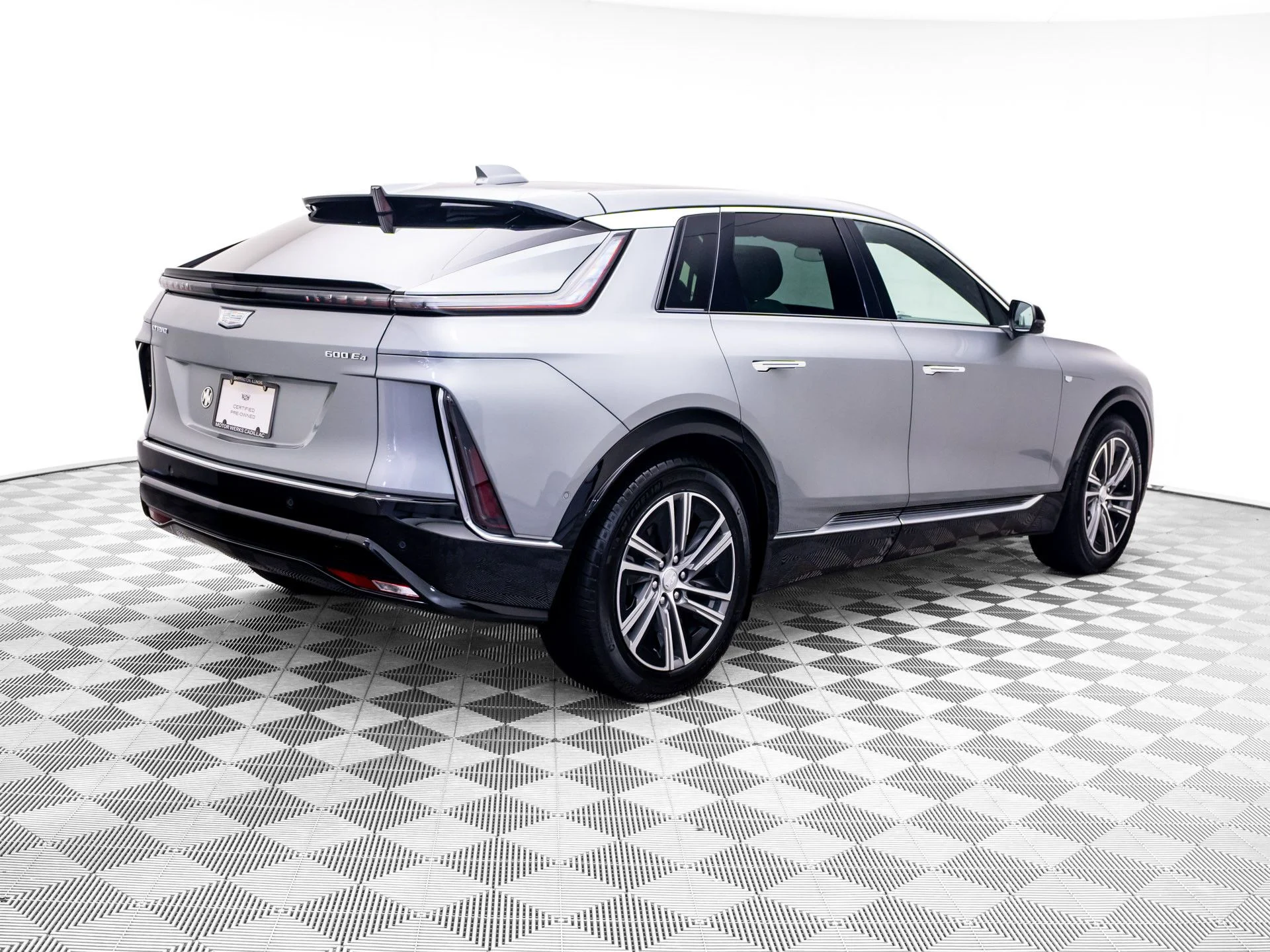Used 2024 Silver Cadillac Luxury image 6