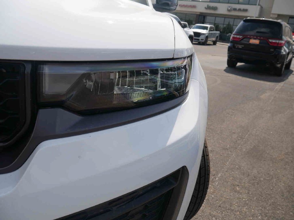 New 2026 Bright White Clear-Coat Exterior Paint Jeep Laredo image 20