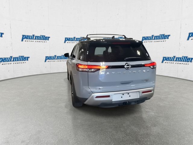 Used 2022 Gray Nissan Platinum image 9