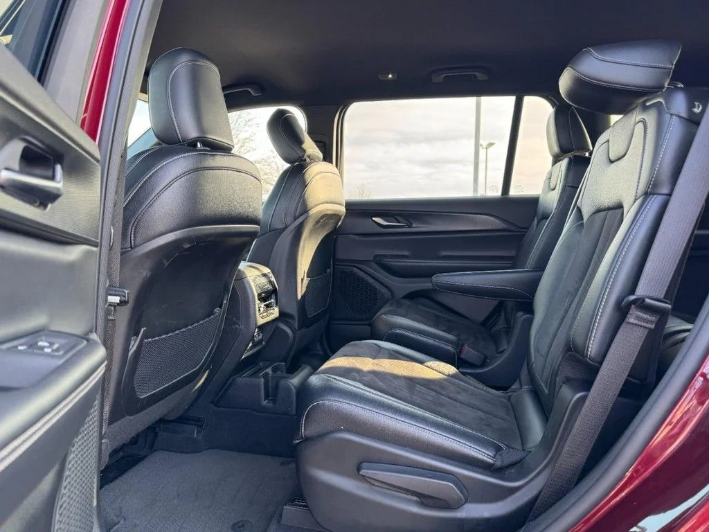 Used 2023 Red Jeep Altitude image 10