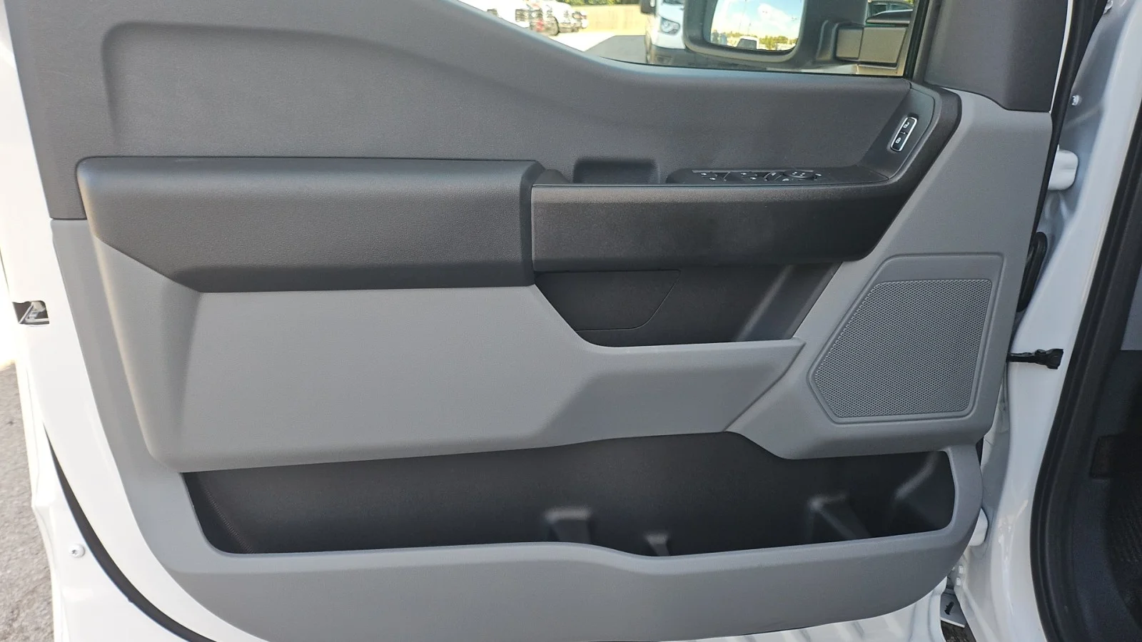 New 2027 Oxford White Ford XL 2WD image 11