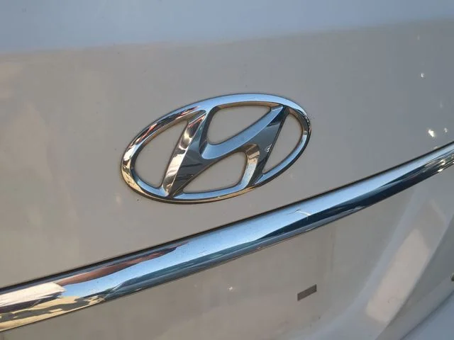 Used 2013 White Hyundai 3.8 image 10
