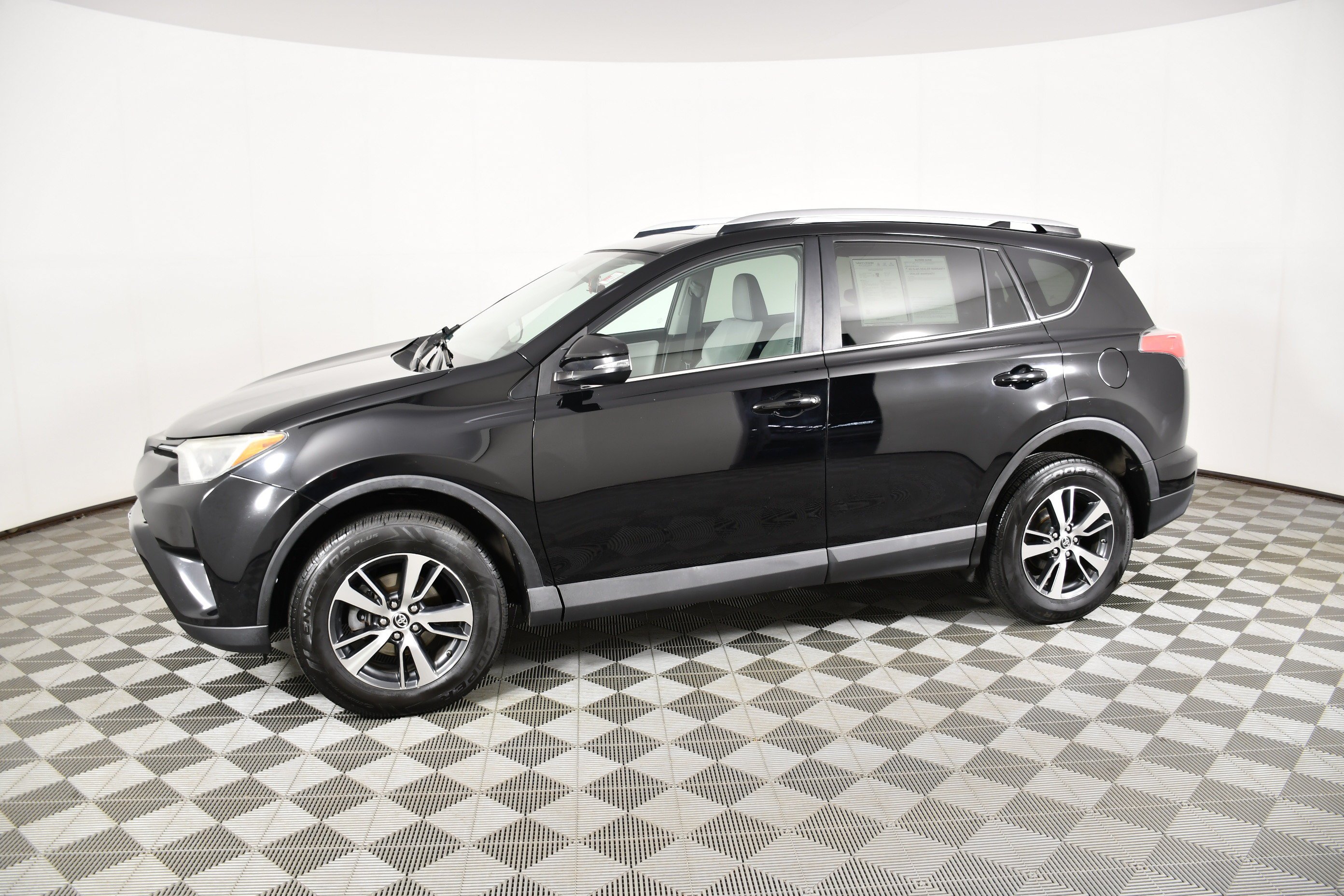 Used 2016 Black Toyota XLE image 9